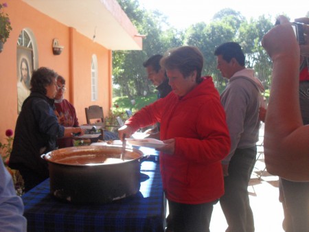DORIS A PUNTO DE DISFRUTAR LOS FRIJOLITOS